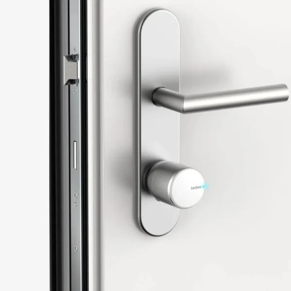 Cerradura inteligente Tedee PRO instalada en puerta